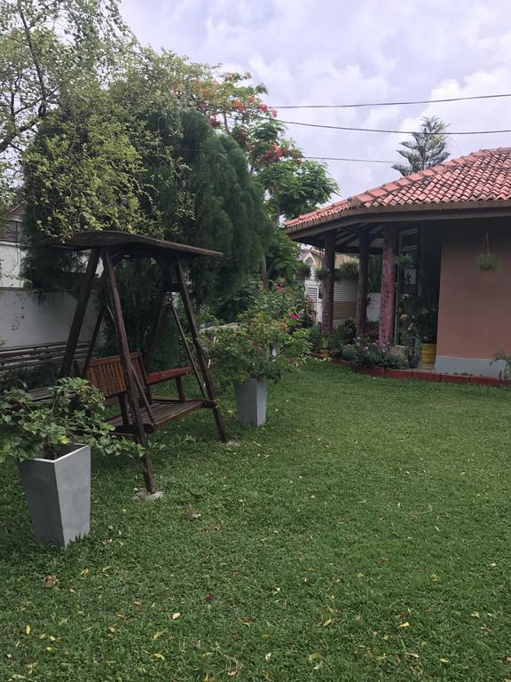 Ared Villa Katunayaka Exteriör bild